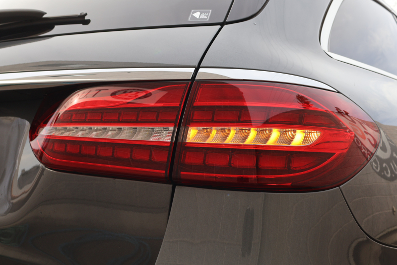 メルセデスベンツ Eクラス E220d ｽﾃｰｼｮﾝﾜｺﾞﾝ ｽﾎﾟｰﾂ　後期型 ｴｸｽｸﾙｰｼﾌﾞPKG ｴｱﾊﾞﾗﾝｽPKG ﾚｰﾀﾞｰｾｰﾌﾃｨPKG ﾊﾟﾉﾗﾏSR 茶ﾅｯﾊﾟ革 ｼｰﾄﾋｰﾀ 純正ﾅﾋﾞ地ﾃﾞｼﾞ 360°ｶﾒﾗ MBUX ARﾅﾋﾞｹﾞｰｼｮﾝ Burmester Applecarplay ﾜｲﾔﾚｽﾁｬｰｼﾞﾝｸﾞ HUD PTS AMG19ｲﾝﾁAW　2年保証