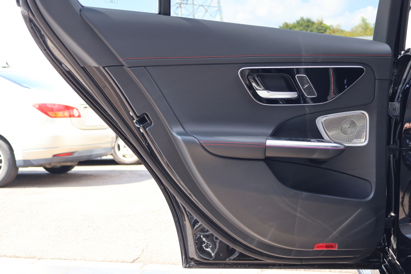 AMG Cクラス C43 4MATIC(BSG搭載ﾓﾃﾞﾙ)　現行型 Mercedes-AMGｴｸｽﾃﾘｱ＆ｲﾝﾃﾘｱ AMGﾅｲﾄPKG ﾚｰﾀﾞｰｾｰﾌﾃｨPKG ﾊﾟﾉﾗﾏSR 黒革 ｼｰﾄﾋｰﾀｰ ﾍﾞﾝﾁﾚｰﾀｰ MBUX ARﾅﾋﾞ地ﾃﾞｼﾞ 360度ｶﾒﾗ Burmester AppleCarPlay ﾘｱｱｸｽﾙｽﾃｱﾘﾝｸﾞ HUD AMG19ｲﾝﾁAW　新車保証