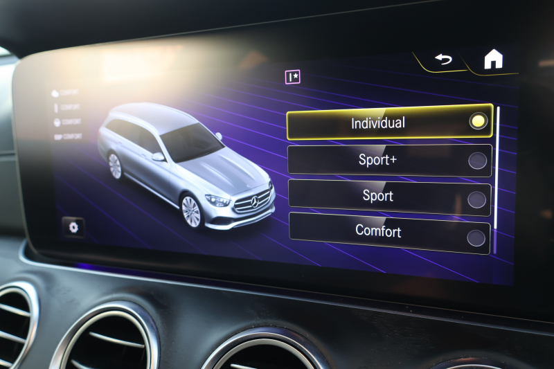 メルセデスベンツ Eクラス E300 ｽﾃｰｼｮﾝﾜｺﾞﾝ ｽﾎﾟｰﾂ　後期型 ｴｸｽｸﾙｰｼﾌﾞPKG ｴｱﾊﾞﾗﾝｽPKG ﾚｰﾀﾞｰｾｰﾌﾃｨPKG ﾊﾟﾉﾗﾏSR 黒ﾅｯﾊﾟ革 ｼｰﾄﾋｰﾀ MBUX 純正ﾅﾋﾞ地ﾃﾞｼﾞ  AppleCarPlay 360°ｶﾒﾗ Burmester ﾜｲﾔﾚｽﾁｬｰｼﾞﾝｸﾞ HUD PTS ｴｱｻｽ AMG19ｲﾝﾁAW　2年保証