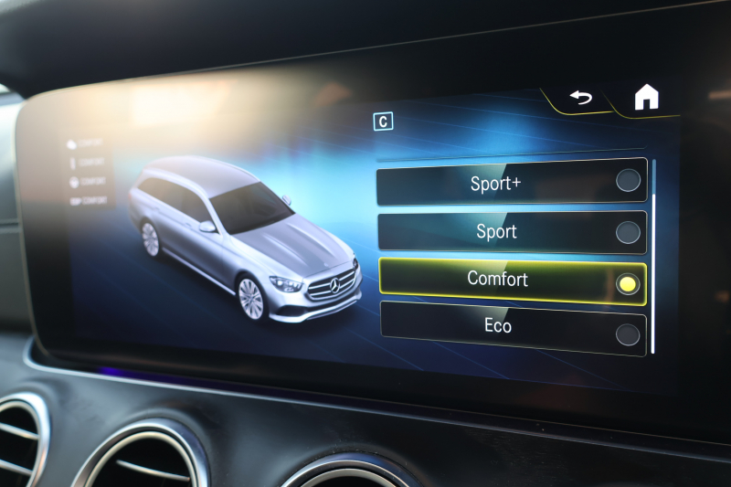 メルセデスベンツ Eクラス E300 ｽﾃｰｼｮﾝﾜｺﾞﾝ ｽﾎﾟｰﾂ　後期型 ｴｸｽｸﾙｰｼﾌﾞPKG ｴｱﾊﾞﾗﾝｽPKG ﾚｰﾀﾞｰｾｰﾌﾃｨPKG ﾊﾟﾉﾗﾏSR 黒ﾅｯﾊﾟ革 ｼｰﾄﾋｰﾀ MBUX 純正ﾅﾋﾞ地ﾃﾞｼﾞ  AppleCarPlay 360°ｶﾒﾗ Burmester ﾜｲﾔﾚｽﾁｬｰｼﾞﾝｸﾞ HUD PTS ｴｱｻｽ AMG19ｲﾝﾁAW　2年保証