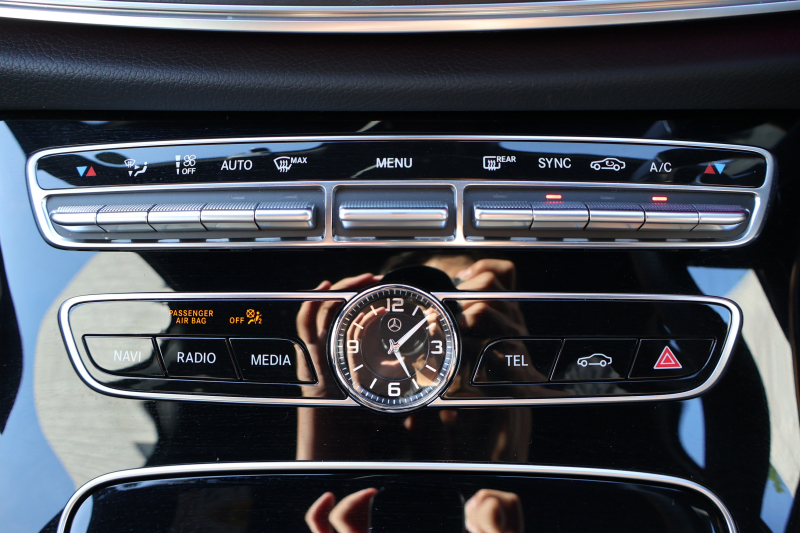 メルセデスベンツ Eクラス E200 AVG ｽﾎﾟｰﾂ　ﾚｻﾞｰｴｸｽｸﾙｰｼﾌﾞPKG ﾚｰﾀﾞｰｾｰﾌﾃｨPKG ｴｱﾊﾞﾗﾝｽPKG ﾊﾟﾉﾗﾏSR 黒ﾅｯﾊﾟ革 ｼｰﾄﾋｰﾀｰ 純正ﾅﾋﾞ地ﾃﾞｼﾞ 360°ｶﾒﾗ Burmesterｻﾗｳﾝﾄﾞ Applecarplay Android Auto 電動Rｹﾞｰﾄ HUD PTS　2年保証