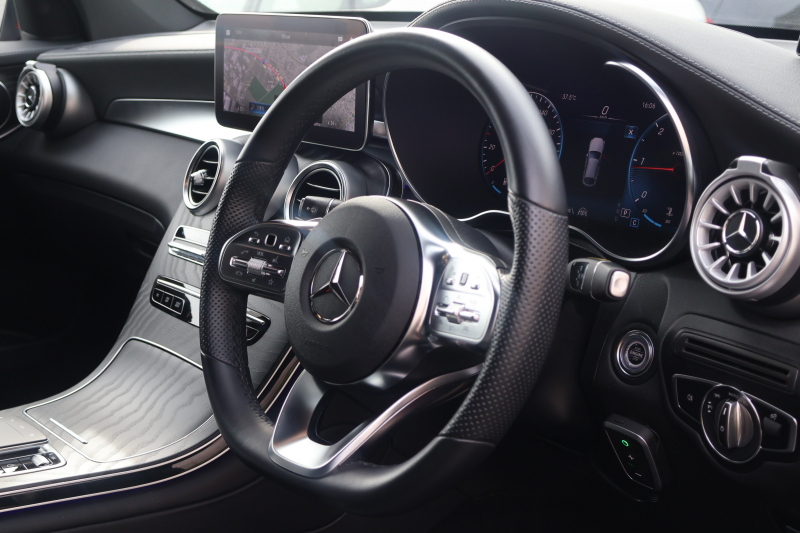 メルセデスベンツ GLCクーペ GLC220d 4MATIC ｸｰﾍﾟ AMGﾗｲﾝ　後期型 ﾚｻﾞｰｴｸｽｸﾙｰｼﾌﾞPKG ﾚｰﾀﾞｰｾｰﾌﾃｨPKG ｴｱﾊﾞﾗﾝｽPKG ｶﾞﾗｽSR 黒革 ｼｰﾄﾋｰﾀ ﾍﾞﾝﾁﾚｰﾀ 純正10.25ｲﾝﾁﾅﾋﾞ地ﾃﾞｼﾞ ｺｯｸﾋﾟｯﾄDisp 360°ｶﾒﾗ 電動Rｹﾞｰﾄ HUD AMG19ｲﾝﾁAW　新車保証