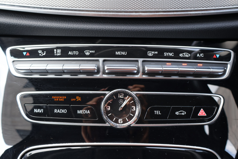 メルセデスベンツ Eクラス E200 AVG　ﾚｻﾞｰPKG ﾚｰﾀﾞｰｾｰﾌﾃｨPKG ｴｱﾊﾞﾗﾝｽPKG 黒革 全席ｼｰﾄﾋｰﾀｰ 純正12.3ｲﾝﾁﾅﾋﾞ地ﾃﾞｼﾞ 360°ｶﾒﾗ Burmesterｻﾗｳﾝﾄﾞ Applecarplay Android Auto 電動Rｹﾞｰﾄ PTS LEDﾍｯﾄﾞ ｱﾅﾛｸﾞ時計 純正17AW　2年保証