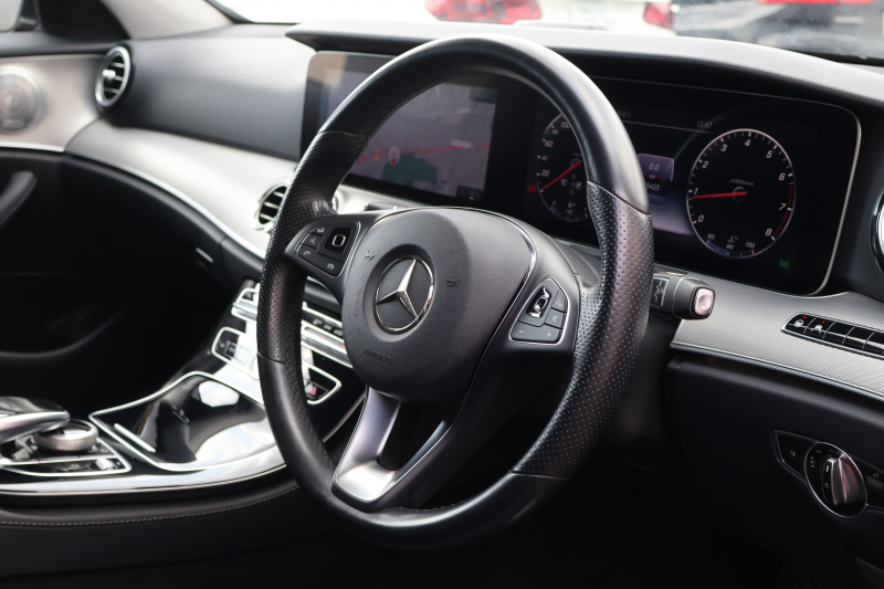 メルセデスベンツ Eクラス E200 AVG　ﾚｻﾞｰPKG ﾚｰﾀﾞｰｾｰﾌﾃｨPKG ｴｱﾊﾞﾗﾝｽPKG 黒革 全席ｼｰﾄﾋｰﾀｰ 純正12.3ｲﾝﾁﾅﾋﾞ地ﾃﾞｼﾞ 360°ｶﾒﾗ Burmesterｻﾗｳﾝﾄﾞ Applecarplay Android Auto 電動Rｹﾞｰﾄ PTS LEDﾍｯﾄﾞ ｱﾅﾛｸﾞ時計 純正17AW　2年保証