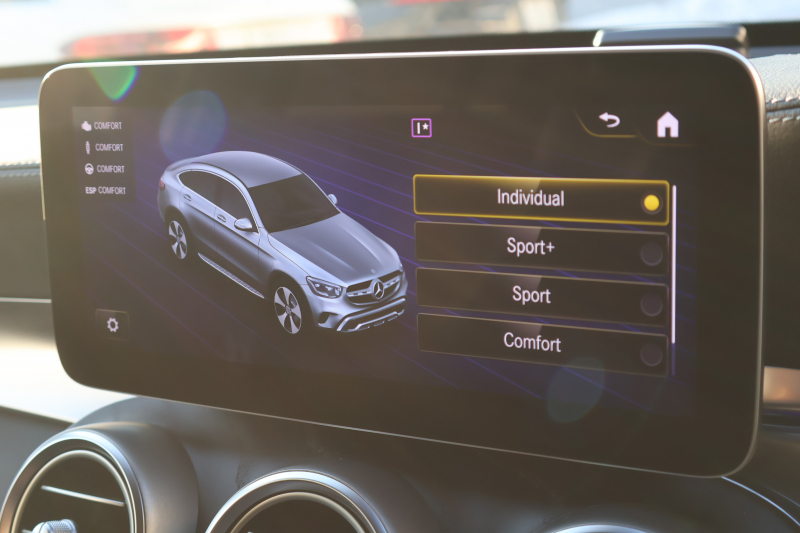 メルセデスベンツ GLCクーペ GLC300 4MATIC ｸｰﾍﾟ AMGﾗｲﾝ　後期型 ﾚｻﾞｰｴｸｽｸﾙｰｼﾌﾞPKG ﾚｰﾀﾞｰｾｰﾌﾃｨPKG ｴｱﾊﾞﾗﾝｽPKG ｶﾞﾗｽSR 黒革 ｼｰﾄﾋｰﾀ ﾍﾞﾝﾁﾚｰﾀ 純正10.25ｲﾝﾁﾅﾋﾞ地ﾃﾞｼﾞ ｺｯｸﾋﾟｯﾄDisp 360°ｶﾒﾗ Burmester 電動Rｹﾞｰﾄ HUD AMG20ｲﾝﾁAW　2年保証