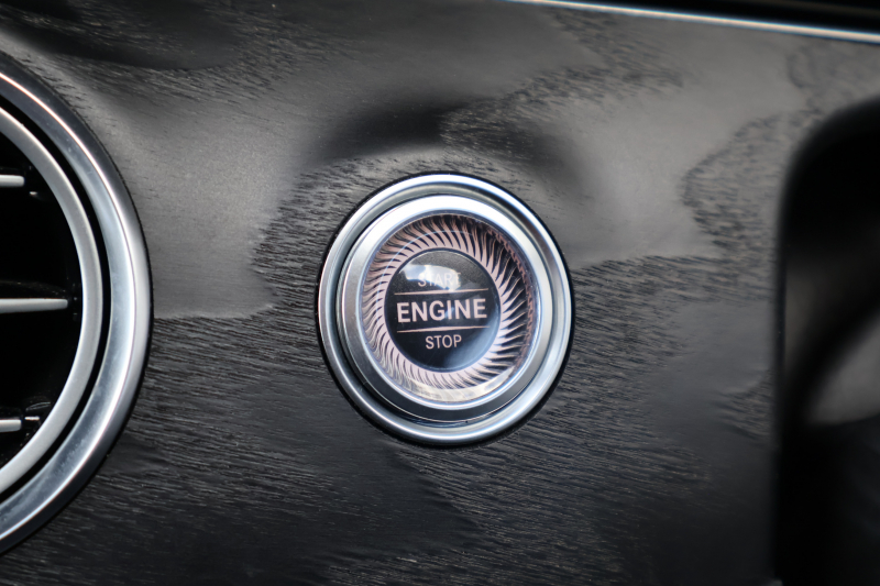 メルセデスベンツ Eクラス E220d 4MATIC ｵｰﾙﾃﾚｲﾝ ﾛｰﾚｳｽｴﾃﾞｨｼｮﾝ　特別仕様車  ﾚｰﾀﾞｰｾｰﾌﾃｨPKG ｴｱﾊﾞﾗﾝｽPKG ﾊﾟﾉﾗﾏSR ｷｰﾚｽGO 茶/黒ﾅｯﾊﾟ革 ｼｰﾄﾋｰﾀｰ ﾍﾞﾝﾁﾚｰﾀｰ ｽﾃｱﾘﾝｸﾞﾋｰﾀｰ 純正ﾅﾋﾞ地ﾃﾞｼﾞ 360°ｶﾒﾗ Burmester Applecarplay 電動Rｹﾞｰﾄ HUD 専用19ｲﾝﾁAW　2年保証