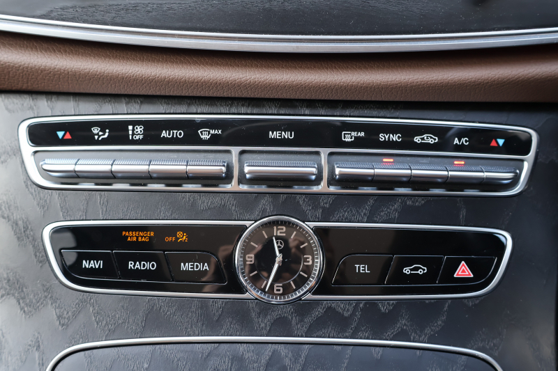 メルセデスベンツ Eクラス E220d 4MATIC ｵｰﾙﾃﾚｲﾝ ﾛｰﾚｳｽｴﾃﾞｨｼｮﾝ　特別仕様車  ﾚｰﾀﾞｰｾｰﾌﾃｨPKG ｴｱﾊﾞﾗﾝｽPKG ﾊﾟﾉﾗﾏSR ｷｰﾚｽGO 茶/黒ﾅｯﾊﾟ革 ｼｰﾄﾋｰﾀｰ ﾍﾞﾝﾁﾚｰﾀｰ ｽﾃｱﾘﾝｸﾞﾋｰﾀｰ 純正ﾅﾋﾞ地ﾃﾞｼﾞ 360°ｶﾒﾗ Burmester Applecarplay 電動Rｹﾞｰﾄ HUD 専用19ｲﾝﾁAW　2年保証