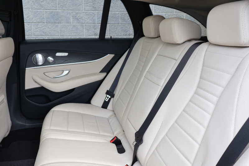 メルセデスベンツ Eクラス E220d 4MATIC ｵｰﾙﾃﾚｲﾝ ﾛｰﾚｳｽｴﾃﾞｨｼｮﾝ　特別仕様車  ﾚｰﾀﾞｰｾｰﾌﾃｨPKG ｴｱﾊﾞﾗﾝｽPKG ﾊﾟﾉﾗﾏSR ｷｰﾚｽGO 白/黒ﾅｯﾊﾟ革 ｼｰﾄﾋｰﾀｰ ﾍﾞﾝﾁﾚｰﾀｰ ｽﾃｱﾘﾝｸﾞﾋｰﾀｰ 純正ﾅﾋﾞ地ﾃﾞｼﾞ 360°ｶﾒﾗ Burmester Applecarplay 電動Rｹﾞｰﾄ HUD 専用19ｲﾝﾁAW　2年保証