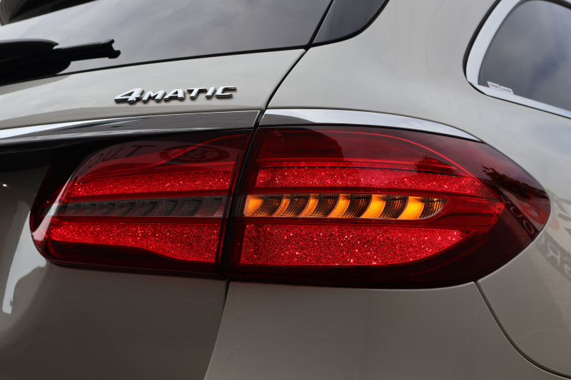 メルセデスベンツ Eクラス E220d 4MATIC ｵｰﾙﾃﾚｲﾝ ﾛｰﾚｳｽｴﾃﾞｨｼｮﾝ　特別仕様車  ﾚｰﾀﾞｰｾｰﾌﾃｨPKG ｴｱﾊﾞﾗﾝｽPKG ﾊﾟﾉﾗﾏSR ｷｰﾚｽGO 白/黒ﾅｯﾊﾟ革 ｼｰﾄﾋｰﾀｰ ﾍﾞﾝﾁﾚｰﾀｰ ｽﾃｱﾘﾝｸﾞﾋｰﾀｰ 純正ﾅﾋﾞ地ﾃﾞｼﾞ 360°ｶﾒﾗ Burmester Applecarplay 電動Rｹﾞｰﾄ HUD 専用19ｲﾝﾁAW　2年保証