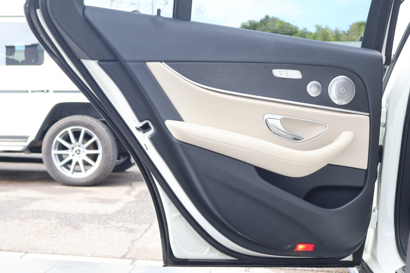 メルセデスベンツ Eクラス E220d 4MATIC ｵｰﾙﾃﾚｲﾝ ﾛｰﾚｳｽｴﾃﾞｨｼｮﾝ　特別仕様車  ﾚｰﾀﾞｰｾｰﾌﾃｨPKG ｴｱﾊﾞﾗﾝｽPKG ﾊﾟﾉﾗﾏSR ｷｰﾚｽGO 白/黒ﾅｯﾊﾟ革 ｼｰﾄﾋｰﾀｰ ﾍﾞﾝﾁﾚｰﾀｰ ｽﾃｱﾘﾝｸﾞﾋｰﾀｰ 純正ﾅﾋﾞ地ﾃﾞｼﾞ 360°ｶﾒﾗ Burmester Applecarplay 電動Rｹﾞｰﾄ HUD 専用19ｲﾝﾁAW　2年保証