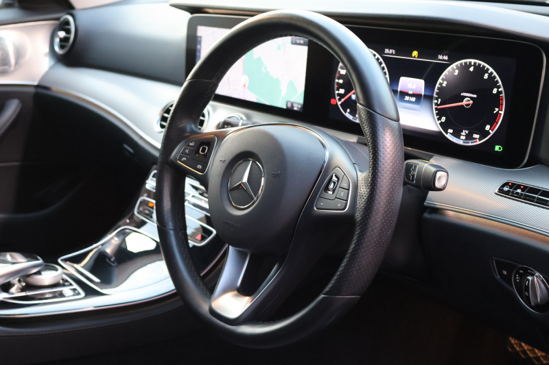 メルセデスベンツ Eクラス E200 AVG　ﾚｻﾞｰPKG ﾚｰﾀﾞｰｾｰﾌﾃｨPKG ｴｱﾊﾞﾗﾝｽPKG 黒革 全席ｼｰﾄﾋｰﾀｰ 純正12.3ｲﾝﾁﾅﾋﾞ地ﾃﾞｼﾞ 360°ｶﾒﾗ Burmesterｻﾗｳﾝﾄﾞ Applecarplay Android Auto 電動Rｹﾞｰﾄ PTS LEDﾍｯﾄﾞ ｱﾅﾛｸﾞ時計　2年保証