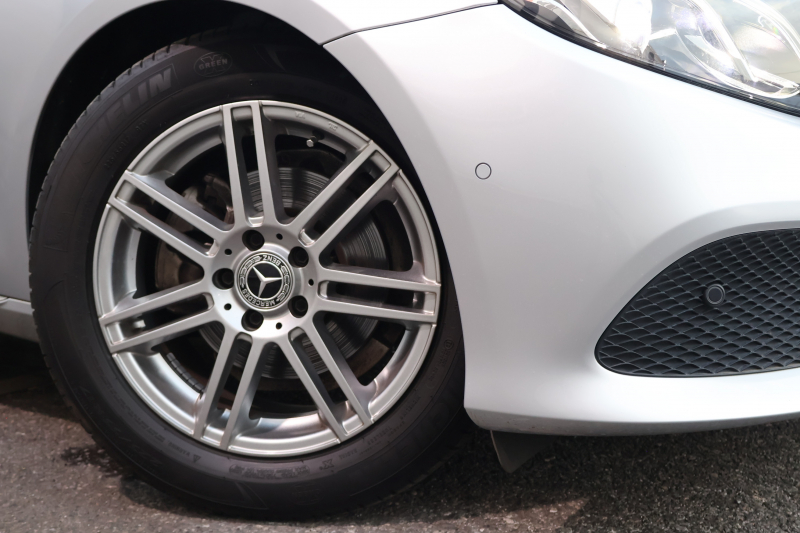 メルセデスベンツ Eクラス E200 AVG　ﾚｻﾞｰPKG ﾚｰﾀﾞｰｾｰﾌﾃｨPKG ｴｱﾊﾞﾗﾝｽPKG 黒革 全席ｼｰﾄﾋｰﾀｰ 純正12.3ｲﾝﾁﾅﾋﾞ地ﾃﾞｼﾞ 360°ｶﾒﾗ Burmesterｻﾗｳﾝﾄﾞ Applecarplay Android Auto 電動Rｹﾞｰﾄ PTS LEDﾍｯﾄﾞ ｱﾅﾛｸﾞ時計　2年保証