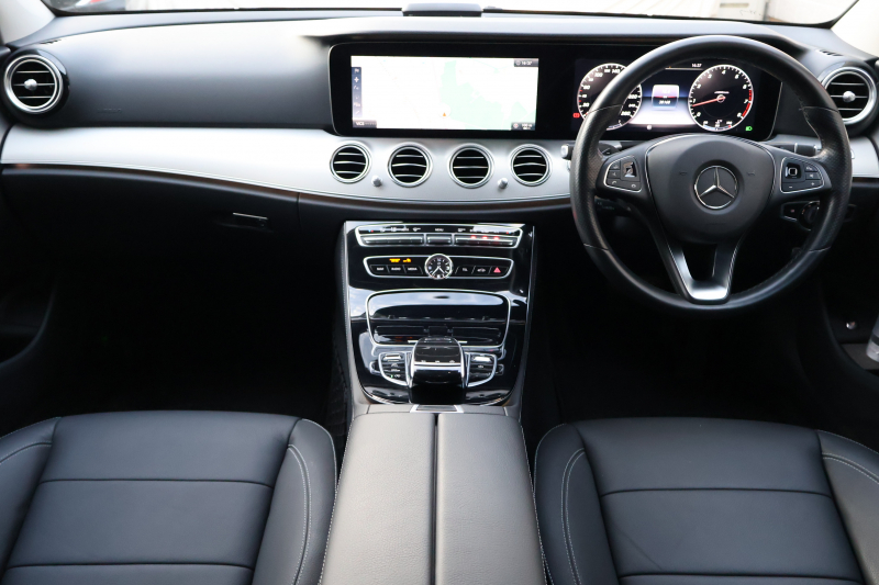 メルセデスベンツ Eクラス E200 AVG　ﾚｻﾞｰPKG ﾚｰﾀﾞｰｾｰﾌﾃｨPKG ｴｱﾊﾞﾗﾝｽPKG 黒革 全席ｼｰﾄﾋｰﾀｰ 純正12.3ｲﾝﾁﾅﾋﾞ地ﾃﾞｼﾞ 360°ｶﾒﾗ Burmesterｻﾗｳﾝﾄﾞ Applecarplay Android Auto 電動Rｹﾞｰﾄ PTS LEDﾍｯﾄﾞ ｱﾅﾛｸﾞ時計　2年保証