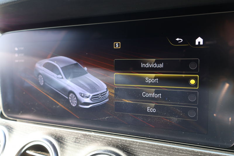 メルセデスベンツ Eクラス E200 ｽﾎﾟｰﾂ（BSG搭載ﾓﾃﾞﾙ）　後期型 AMGﾗｲﾝｲﾝﾃﾘｱPKG ｴｸｽｸﾙｰｼﾌﾞPKG ﾚｰﾀﾞｰｾｰﾌﾃｨPKG ﾊﾟﾉﾗﾏSR 黒ﾅｯﾊﾟ革 ｼｰﾄﾋｰﾀ MBUX 純正ﾅﾋﾞ地ﾃﾞｼﾞ  AppleCarPlay 360°ｶﾒﾗ Burmester ﾜｲﾔﾚｽﾁｬｰｼﾞﾝｸﾞ HUD PTS AMG19ｲﾝﾁAW　2年保証