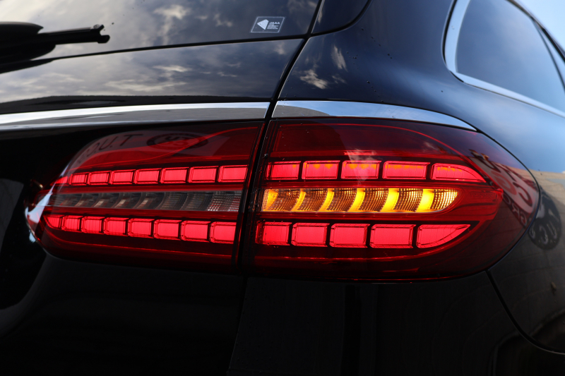 メルセデスベンツ Eクラス E200 ｽﾃｰｼｮﾝﾜｺﾞﾝｽﾎﾟｰﾂ（BSG搭載ﾓﾃﾞﾙ）　後期型 AMGﾗｲﾝｲﾝﾃﾘｱPKG ｴｸｽｸﾙｰｼﾌﾞPKG ﾚｰﾀﾞｰｾｰﾌﾃｨPKG ﾊﾟﾉﾗﾏSR 黒ﾅｯﾊﾟ革 ｼｰﾄﾋｰﾀ MBUX ARﾅﾋﾞ地ﾃﾞｼﾞ  360°ｶﾒﾗ Burmester ﾌｯﾄﾄﾗﾝｸOP ﾜｲﾔﾚｽﾁｬｰｼﾞﾝｸﾞ HUD PTS AMG19ｲﾝﾁAW　2年保証