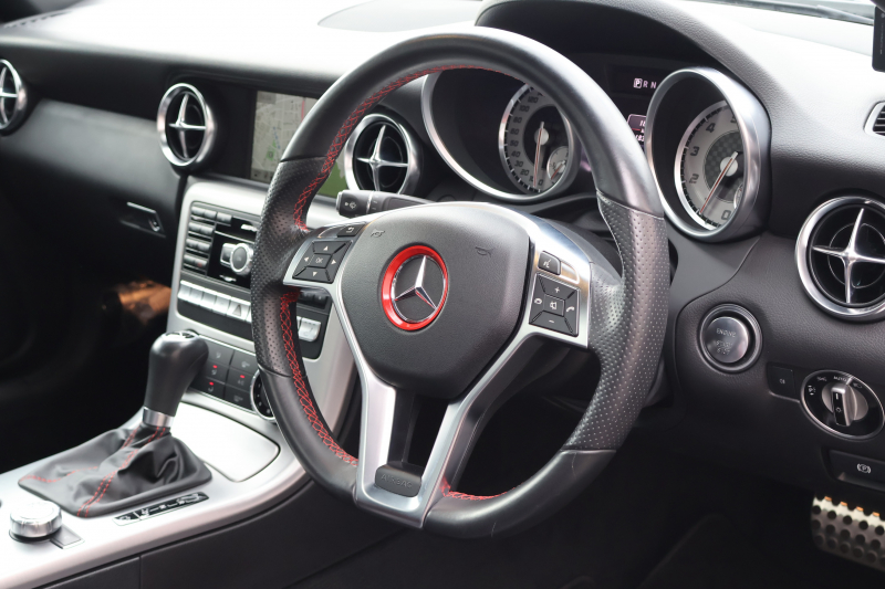 メルセデスベンツ SLKクラス SLK200 ｴｸｽｸﾙｰｼﾌﾞ　AMGｽﾎﾟｰﾂPKG ﾚｰﾀﾞｰｾｰﾌﾃｨPKG 黒革 ﾚｯﾄﾞｼｰﾄﾍﾞﾙﾄ ﾒﾓﾘｰ付ﾊﾟﾜｰｼｰﾄ ｼｰﾄﾋｰﾀｰ ｴｱｽｶｰﾌ 純正ﾅﾋﾞ地ﾃﾞｼﾞ ｷｰﾚｽGO ECOｽﾄｯﾌﾟ ｷｾﾉﾝﾍｯﾄﾞ PTS AMG18AW　2年保証