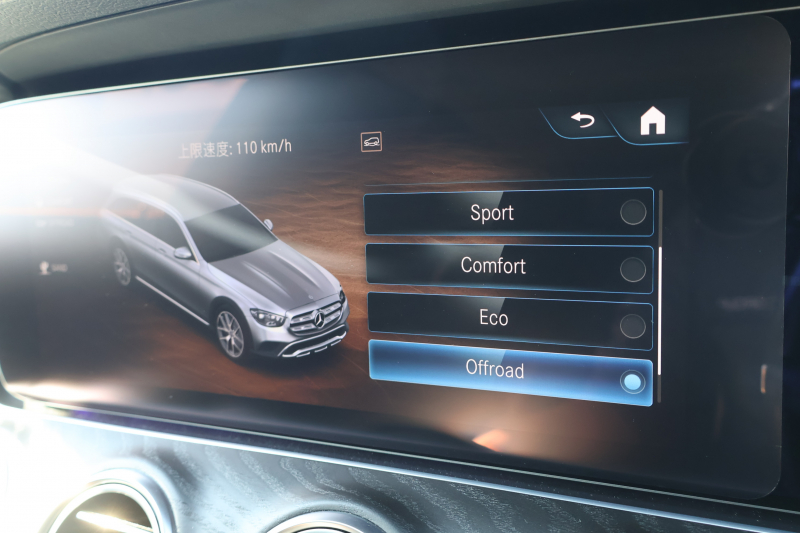 メルセデスベンツ Eクラス E220d 4MATIC ｵｰﾙﾃﾚｲﾝ(ISG搭載ﾓﾃﾞﾙ)　後期型 ｴｸｽｸﾙｰｼﾌﾞPKG ｴﾅｼﾞｬｲｼﾞﾝｸﾞPKG ﾚｰﾀﾞｰｾｰﾌﾃｨPKG ﾊﾟﾉﾗﾏSR ﾌﾞﾗｯｸ革 ｼｰﾄﾋｰﾀ ﾍﾞﾝﾁﾚｰﾀ MBUX ARﾅﾋﾞｹﾞｰｼｮﾝ Burmester ﾜｲﾔﾚｽﾁｬｰｼﾞﾝｸﾞ HUD ｴｱｻｽ 純正19ｲﾝﾁAW　2年保証