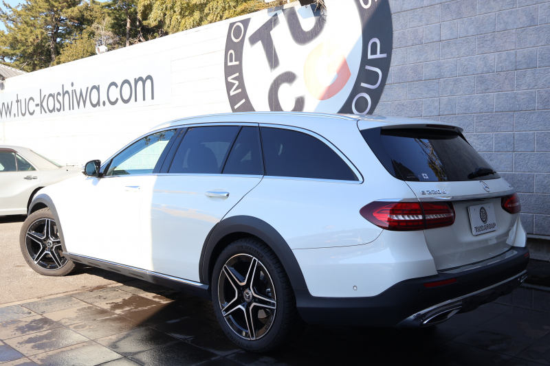 メルセデスベンツ Eクラス E220d 4MATIC ｵｰﾙﾃﾚｲﾝ(ISG搭載ﾓﾃﾞﾙ)　後期型 ｴｸｽｸﾙｰｼﾌﾞPKG ｴﾅｼﾞｬｲｼﾞﾝｸﾞPKG ﾚｰﾀﾞｰｾｰﾌﾃｨPKG ﾊﾟﾉﾗﾏSR ﾌﾞﾗｯｸ革 ｼｰﾄﾋｰﾀ ﾍﾞﾝﾁﾚｰﾀ MBUX ARﾅﾋﾞｹﾞｰｼｮﾝ Burmester ﾜｲﾔﾚｽﾁｬｰｼﾞﾝｸﾞ HUD ｴｱｻｽ 純正19ｲﾝﾁAW　2年保証