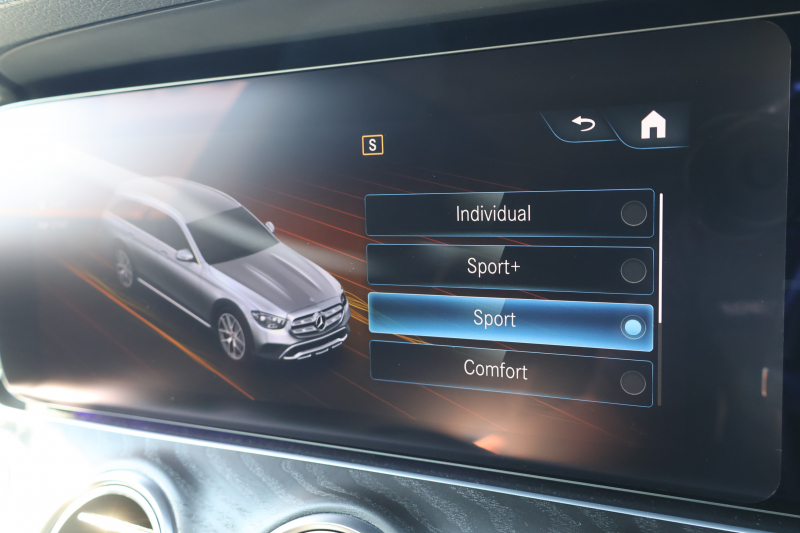 メルセデスベンツ Eクラス E220d 4MATIC ｵｰﾙﾃﾚｲﾝ(ISG搭載ﾓﾃﾞﾙ)　後期型 ｴｸｽｸﾙｰｼﾌﾞPKG ｴﾅｼﾞｬｲｼﾞﾝｸﾞPKG ﾚｰﾀﾞｰｾｰﾌﾃｨPKG ﾊﾟﾉﾗﾏSR ﾌﾞﾗｯｸ革 ｼｰﾄﾋｰﾀ ﾍﾞﾝﾁﾚｰﾀ MBUX ARﾅﾋﾞｹﾞｰｼｮﾝ Burmester ﾜｲﾔﾚｽﾁｬｰｼﾞﾝｸﾞ HUD ｴｱｻｽ 純正19ｲﾝﾁAW　2年保証