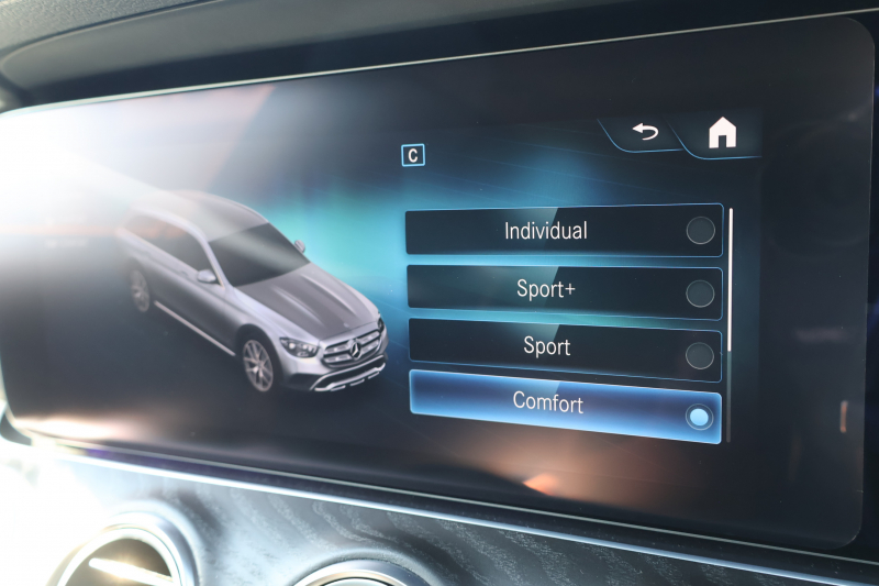 メルセデスベンツ Eクラス E220d 4MATIC ｵｰﾙﾃﾚｲﾝ(ISG搭載ﾓﾃﾞﾙ)　後期型 ｴｸｽｸﾙｰｼﾌﾞPKG ｴﾅｼﾞｬｲｼﾞﾝｸﾞPKG ﾚｰﾀﾞｰｾｰﾌﾃｨPKG ﾊﾟﾉﾗﾏSR ﾌﾞﾗｯｸ革 ｼｰﾄﾋｰﾀ ﾍﾞﾝﾁﾚｰﾀ MBUX ARﾅﾋﾞｹﾞｰｼｮﾝ Burmester ﾜｲﾔﾚｽﾁｬｰｼﾞﾝｸﾞ HUD ｴｱｻｽ 純正19ｲﾝﾁAW　2年保証