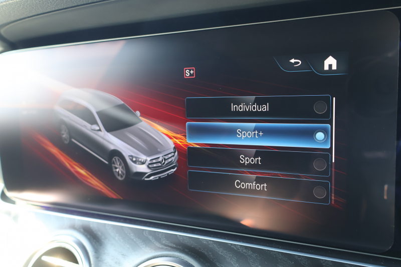 メルセデスベンツ Eクラス E220d 4MATIC ｵｰﾙﾃﾚｲﾝ(ISG搭載ﾓﾃﾞﾙ)　後期型 ｴｸｽｸﾙｰｼﾌﾞPKG ｴﾅｼﾞｬｲｼﾞﾝｸﾞPKG ﾚｰﾀﾞｰｾｰﾌﾃｨPKG ﾊﾟﾉﾗﾏSR ﾌﾞﾗｯｸ革 ｼｰﾄﾋｰﾀ ﾍﾞﾝﾁﾚｰﾀ MBUX ARﾅﾋﾞｹﾞｰｼｮﾝ Burmester ﾜｲﾔﾚｽﾁｬｰｼﾞﾝｸﾞ HUD ｴｱｻｽ 純正19ｲﾝﾁAW　2年保証