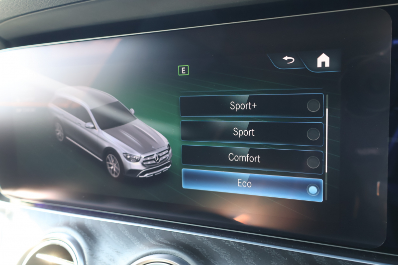 メルセデスベンツ Eクラス E220d 4MATIC ｵｰﾙﾃﾚｲﾝ(ISG搭載ﾓﾃﾞﾙ)　後期型 ｴｸｽｸﾙｰｼﾌﾞPKG ｴﾅｼﾞｬｲｼﾞﾝｸﾞPKG ﾚｰﾀﾞｰｾｰﾌﾃｨPKG ﾊﾟﾉﾗﾏSR ﾌﾞﾗｯｸ革 ｼｰﾄﾋｰﾀ ﾍﾞﾝﾁﾚｰﾀ MBUX ARﾅﾋﾞｹﾞｰｼｮﾝ Burmester ﾜｲﾔﾚｽﾁｬｰｼﾞﾝｸﾞ HUD ｴｱｻｽ 純正19ｲﾝﾁAW　2年保証