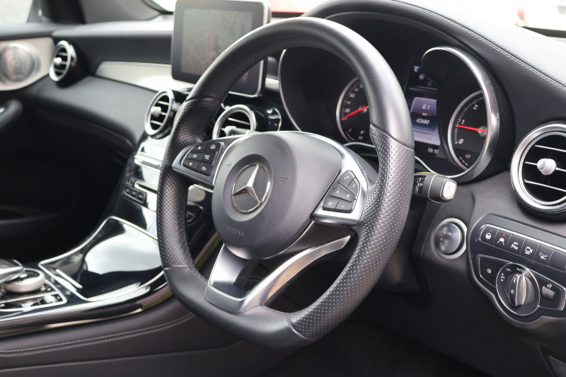 メルセデスベンツ GLC GLC220d 4MATIC ｽﾎﾟｰﾂ(本革仕様)　AMGｽﾀｲﾘﾝｸﾞPKG ｴｱﾊﾞﾗﾝｽPKG ﾚｰﾀﾞｰｾｰﾌﾃｨPKG  ﾊﾟﾉﾗﾐｯｸSR 黒革ｼｰﾄ ｼｰﾄﾋｰﾀｰ ｷｰﾚｽGO 純正ﾅﾋﾞ地ﾃﾞｼﾞ 360度ｶﾒﾗｼｽﾃﾑ Burmester  電動Rｹﾞｰﾄ ﾌｯﾄﾄﾗﾝｸOP LEDﾍｯﾄﾞﾗｲﾄ PTS AMG19ｲﾝﾁAW　2年保証