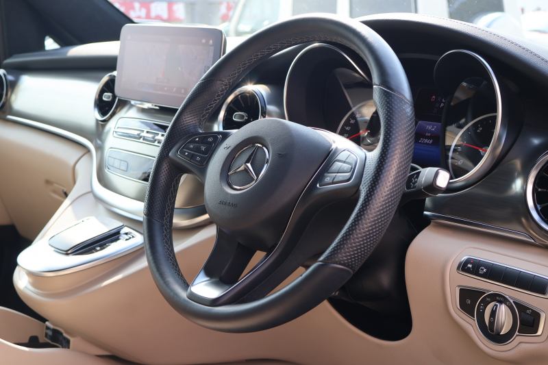 メルセデスベンツ Vクラス V220d ｴｸｽｸﾙｰｼﾌﾞ ﾛﾝｸﾞ ﾌﾟﾗﾁﾅｽｲｰﾄ(受注生産)　ﾚｰﾀﾞｰｾｰﾌﾃｨPKG 1ｵｰﾅｰ ﾊﾟﾉﾗﾐｯｸSR 2列目ｴｸｽｸﾙｰｼｰﾌﾞｼｰﾄ ﾍﾞｰｼﾞｭ革ｼｰﾄ ｼｰﾄﾋｰﾀｰ ﾍﾞﾝﾁﾚｰﾀｰ MBUX 10.25ｲﾝﾁﾅﾋﾞ地ﾃﾞｼﾞ AppleCarPlay Burmester 冷蔵庫付ｺﾝｿｰﾙ AMG19AW　2年保証