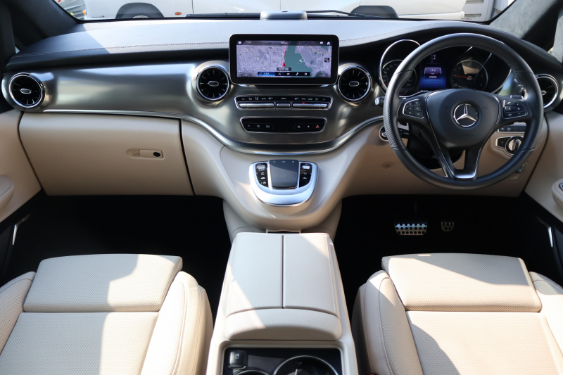 メルセデスベンツ Vクラス V220d ｴｸｽｸﾙｰｼﾌﾞ ﾛﾝｸﾞ ﾌﾟﾗﾁﾅｽｲｰﾄ(受注生産)　ﾚｰﾀﾞｰｾｰﾌﾃｨPKG 1ｵｰﾅｰ ﾊﾟﾉﾗﾐｯｸSR 2列目ｴｸｽｸﾙｰｼｰﾌﾞｼｰﾄ ﾍﾞｰｼﾞｭ革ｼｰﾄ ｼｰﾄﾋｰﾀｰ ﾍﾞﾝﾁﾚｰﾀｰ MBUX 10.25ｲﾝﾁﾅﾋﾞ地ﾃﾞｼﾞ AppleCarPlay Burmester 冷蔵庫付ｺﾝｿｰﾙ AMG19AW　2年保証