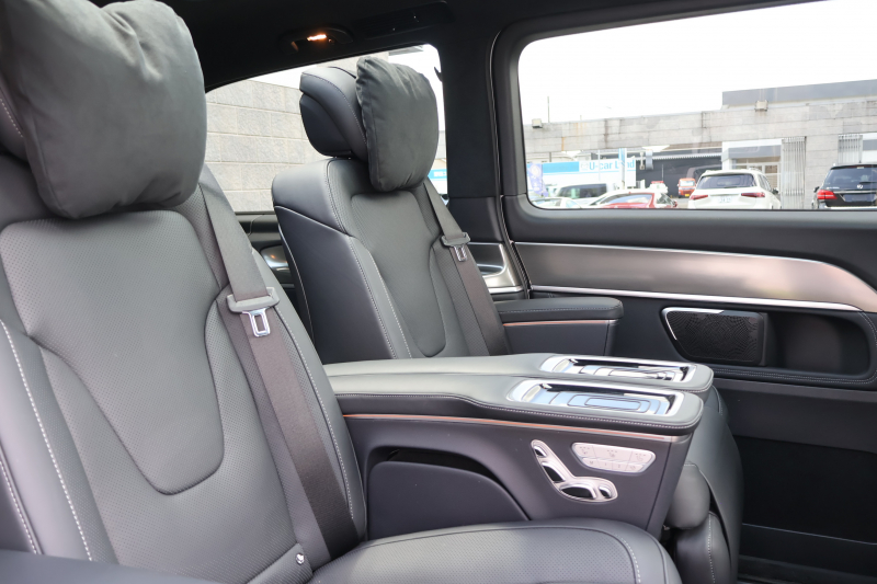 メルセデスベンツ Vクラス V220d ｴｸｽｸﾙｰｼｰﾌﾞ ﾛﾝｸﾞ ﾌﾟﾗﾁﾅｽｲｰﾄ(受注生産ﾓﾃﾞﾙ)　ﾚｰﾀﾞｰｾｰﾌﾃｨPKG 1ｵｰﾅｰ ﾊﾟﾉﾗﾐｯｸSR 黒ﾅｯﾊﾟ革 2列目ｴｸｽｸﾙｰｼﾌﾞｼｰﾄ ｼｰﾄH ﾍﾞﾝﾁﾚｰﾀｰ MBUX 10.25ｲﾝﾁﾅﾋﾞ地ﾃﾞｼﾞ Burmesterｻﾗｳﾝﾄﾞ 冷蔵庫付ｾﾝﾀｰｺﾝｿｰﾙ AMG19AW　新車保証