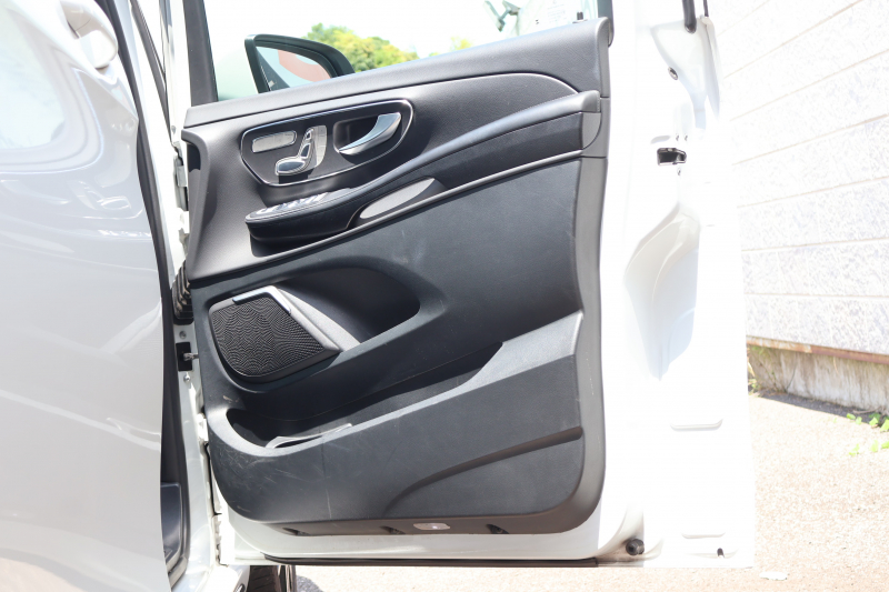 メルセデスベンツ Vクラス V220d ｴｸｽｸﾙｰｼｰﾌﾞ ﾛﾝｸﾞ ﾌﾟﾗﾁﾅｽｲｰﾄ(受注生産ﾓﾃﾞﾙ)　ﾚｰﾀﾞｰｾｰﾌﾃｨPKG 1ｵｰﾅｰ ﾊﾟﾉﾗﾐｯｸSR 黒ﾅｯﾊﾟ革 2列目ｴｸｽｸﾙｰｼﾌﾞｼｰﾄ ｼｰﾄH ﾍﾞﾝﾁﾚｰﾀｰ MBUX 10.25ｲﾝﾁﾅﾋﾞ地ﾃﾞｼﾞ Burmesterｻﾗｳﾝﾄﾞ 冷蔵庫付ｾﾝﾀｰｺﾝｿｰﾙ AMG19AW　新車保証