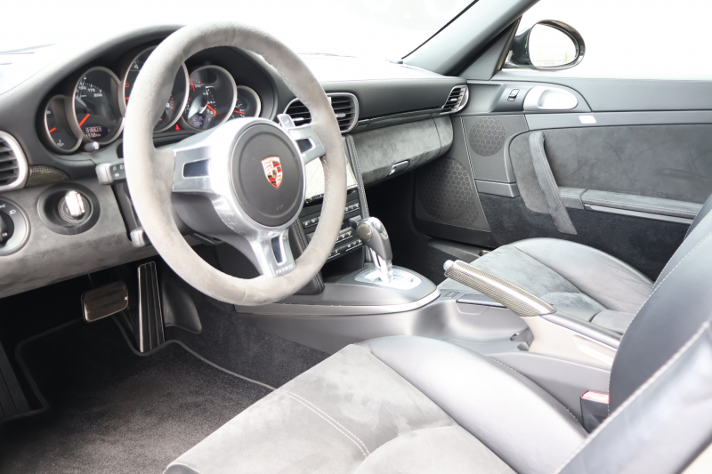 ポルシェ 911(Type997) 911 ｶﾚﾗ GTS ｶﾌﾞﾘｵﾚ　MY12 新車並行 左ﾊﾝﾄﾞﾙ 黒幌 ｽﾎﾟｰﾂｸﾛﾉPKG ｶｰﾎﾞﾝｲﾝﾃﾘｱPKG  ｱﾀﾞﾌﾟﾃｨﾌﾞｽﾎﾟｰﾂｼｰﾄ ｼｰﾄﾋｰﾀｰ ｹﾝｳｯﾄﾞSDﾅﾋﾞTV Bﾓﾆﾀｰ PASM ｽﾎﾟｰﾂｴｸﾞｿﾞｰｽﾄｼｽﾃﾑ RSｽﾊﾟｲﾀﾞｰ19AW　2年保証