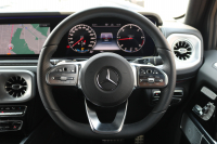 メルセデスベンツ Gクラス G400d AMGﾗｲﾝ　現行型(MC後NEWｲﾝﾃﾘｱ) ﾗｸﾞｼﾞｭｱﾘｰPKG ﾚｰﾀﾞｰｾｰﾌﾃｨPKG SR ﾅｯﾊﾟ黒革ｼｰﾄ ﾒﾓﾘｰ付Pｼｰﾄ 全席ﾋｰﾀｰ 純正12.3ｲﾝﾁﾜｲﾄﾞﾅﾋﾞ地ﾃﾞｼﾞ Burmester 360°ｶﾒﾗ appleCarplay AndroidAuto PTS LEDﾗｲﾄ ｱﾀﾞﾌﾟﾃｨﾌﾞﾀﾞﾝﾋﾟﾝｸﾞ AMG20ｲﾝﾁAW　新車保証