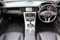メルセデスベンツ SLKクラス SLK200 ｴｸｽｸﾙｰｼﾌﾞ　AMGｽﾎﾟｰﾂPKG ﾚｰﾀﾞｰｾｰﾌﾃｨPKG 黒革 ﾚｯﾄﾞｼｰﾄﾍﾞﾙﾄ ﾒﾓﾘｰ付ﾊﾟﾜｰｼｰﾄ ｼｰﾄﾋｰﾀｰ ｴｱｽｶｰﾌ 純正ﾅﾋﾞ地ﾃﾞｼﾞ ｷｰﾚｽGO ECOｽﾄｯﾌﾟ ｷｾﾉﾝﾍｯﾄﾞ PTS AMG18AW　2年保証